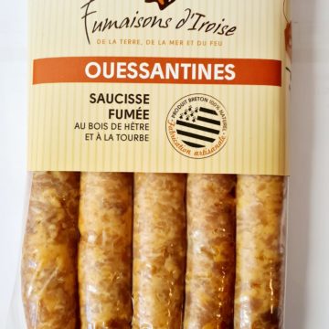 La délicieuse Ouessantine, la saucisse de Ouessant tournée à la main, format chipolata, en boyaux naturels, sans conservateurs ni arômes, produit 100 % naturel fumé à la tourbe. et au bois de hêtre certifié alimentaire.A cuire 10 minutes à grande eau frémissante ou au barbecue.